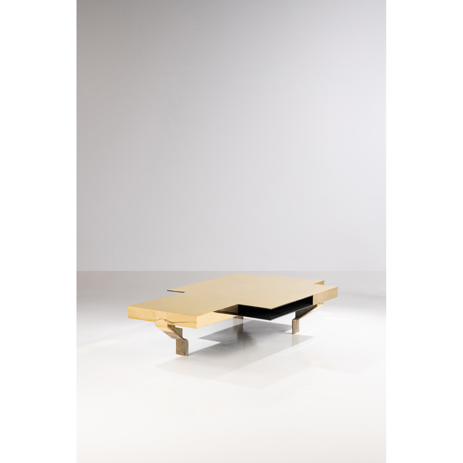  Vincenzo de Cotiis (n&eacute; en 1958) DC 1301 Estimation : 20000 / 30000 &euro; Vincenzo de Cotiis (n&eacute; en 1958)  DC 1301  Table basse  Laiton, bois et fonte de cuivre  Edition Carpenters Worshop Gallery  Edition limit&eacute;e &agrave; 20 exemplaires + 4 E.A.  Date de cr&eacute;ation: 2013  H39&times;L197,5&times;P114cm