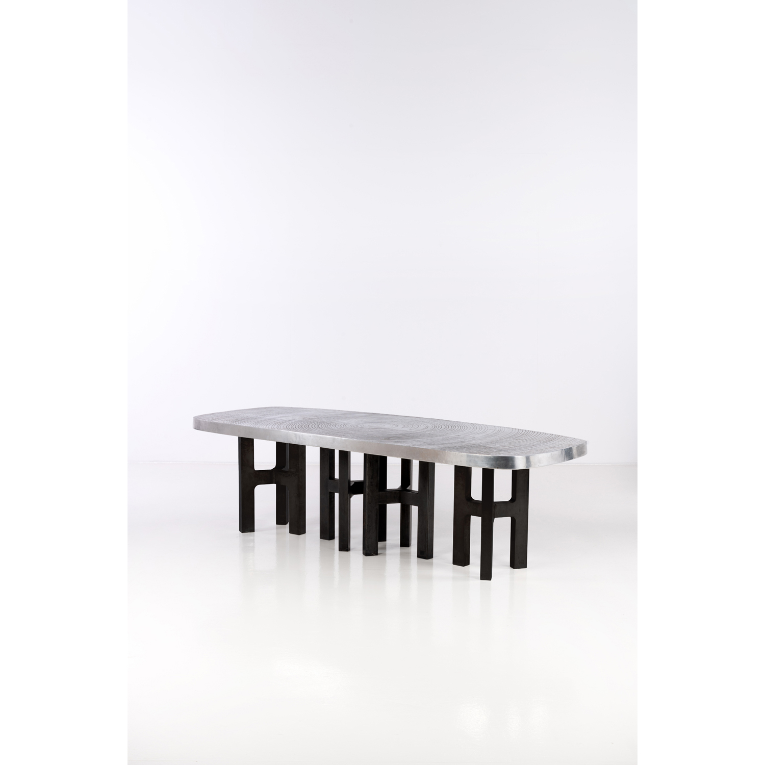 Ado Chale (né en 1928) Goutte d'eau Table de salle à manger Fonte d'aluminium et acier noirci Signée 'Chale' sur le plateau Modèle créé vers 1970 H 75,5 × L 257 × P 99 cm Provenance : Collection particulière européenne. 30000/40000€