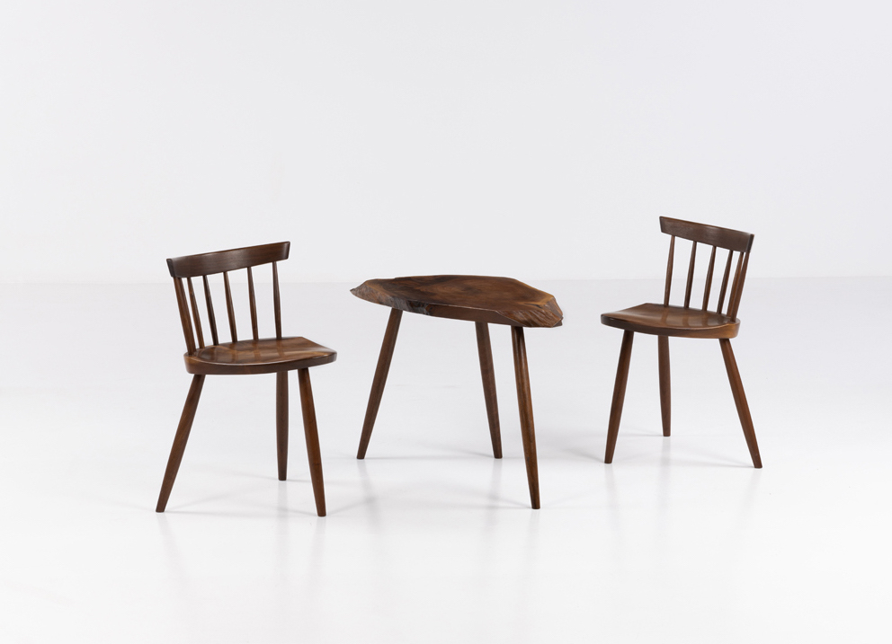George Nakashima (1905-1990) Ensemble de deux chaises et une table d'appoint Commande spéciale Noyer Modèle créé en 1983 Datée et signée "George Nakashima June 1983" et inscription du nom du commanditaire sous les assises H 54 × L 84 × P 48 cm (table) H 67 × L 50 × P 42 cm (chaises) Commande spéciale pour Mr. Murakami, New Jersey, USA.