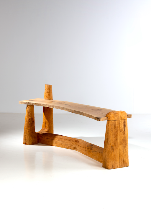 Pavel Novak (XX) Bureau-console Ch&ecirc;ne goug&eacute; et bouleau Date de cr&eacute;ation : vers 1980 H 74 &times; L 222 &times; P 60 cm 4 000/6 000&euro;