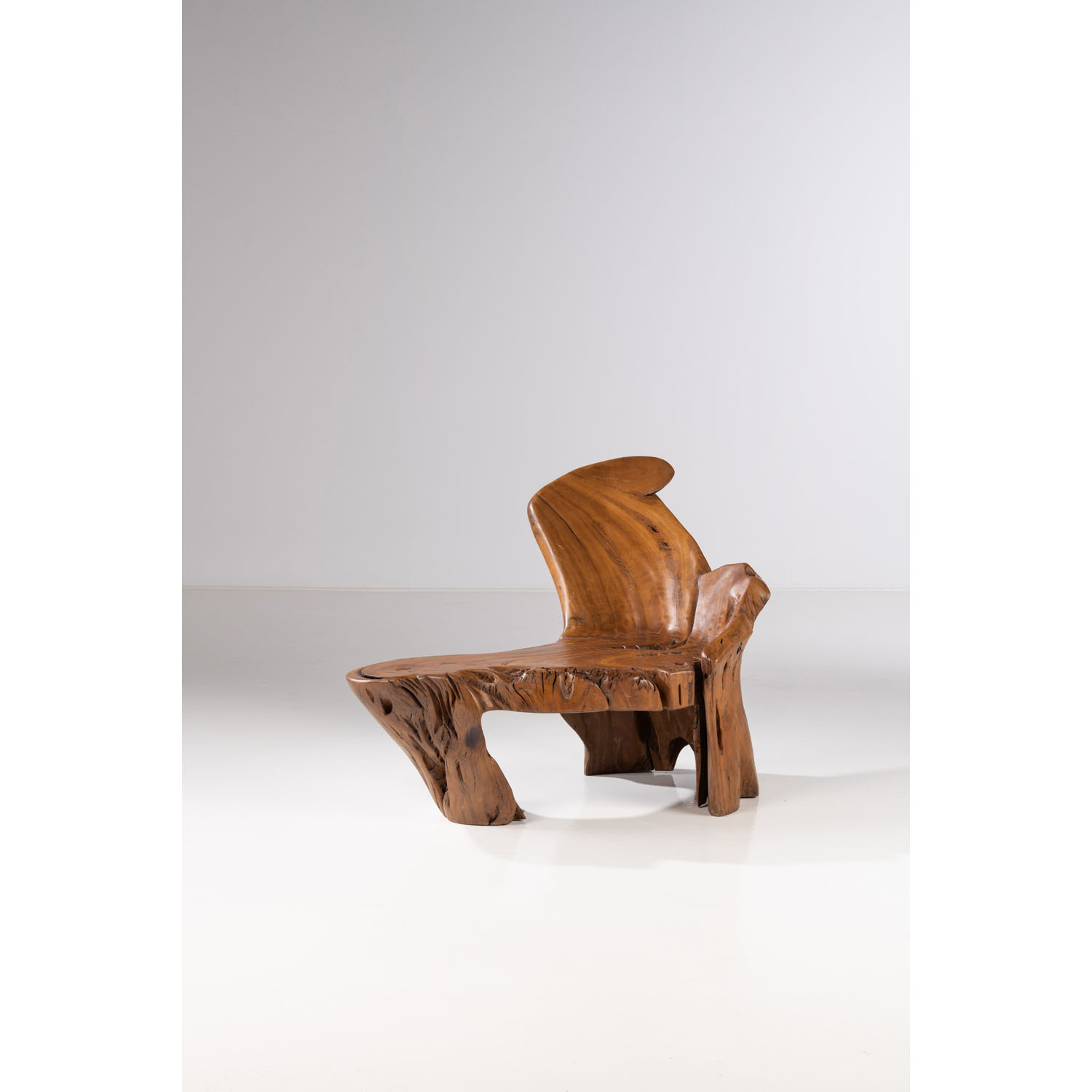 Hugo Fran&ccedil;a (n&eacute; en 1954) Iterrem&atilde; - Pi&egrave;ce unique Estimation : 15000 / 20000 &euro; &fnof; Hugo Fran&ccedil;a (n&eacute; en 1954)  Iterrem&atilde; - Pi&egrave;ce unique  Banc  Bois de pequi  Sign&eacute; Hugo Franca  Date de cr&eacute;ation: 2016  H 100&times;L 132&times;P 102cm