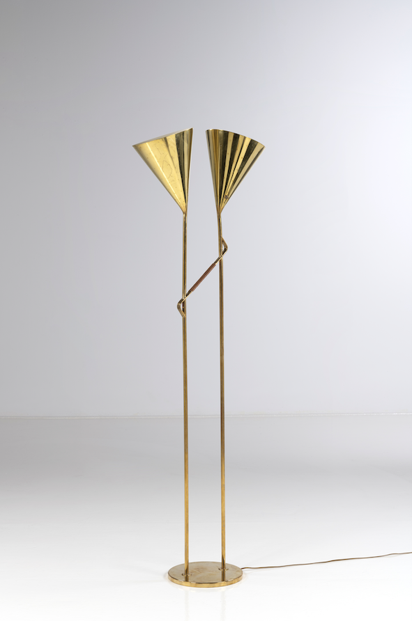 Paavo Tynell (1890-1973) Modèle n° 9619 Lampadaire Laiton et cuir Édition Taito Oy Gravé 'Taito 9619' Date de création : années 1950 H 177,5 × L 56 × P 30 cm Bibliographie : - Rathbone, Holme, K. M. Frost, 'The Studio Yearbook of Furnishing and Decoration 1953-1954', vol. 43, 1954, p. 67 - A. Koch, 'Modern Lighting of the '50s', Stuttgart, 2012, p. 46 40000/60000€