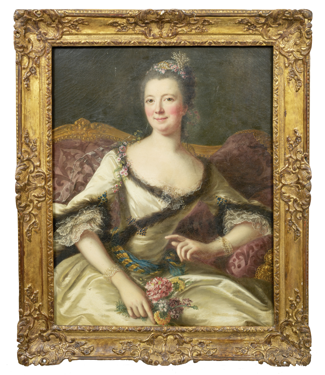 Marianne Loir (vers 1715-1769) Portrait de dame en robe de satin bord&eacute;e de fourrure. Toile. 92X72cm Cadre en bois sculpt&eacute; d'&eacute;poque Louis XIV.