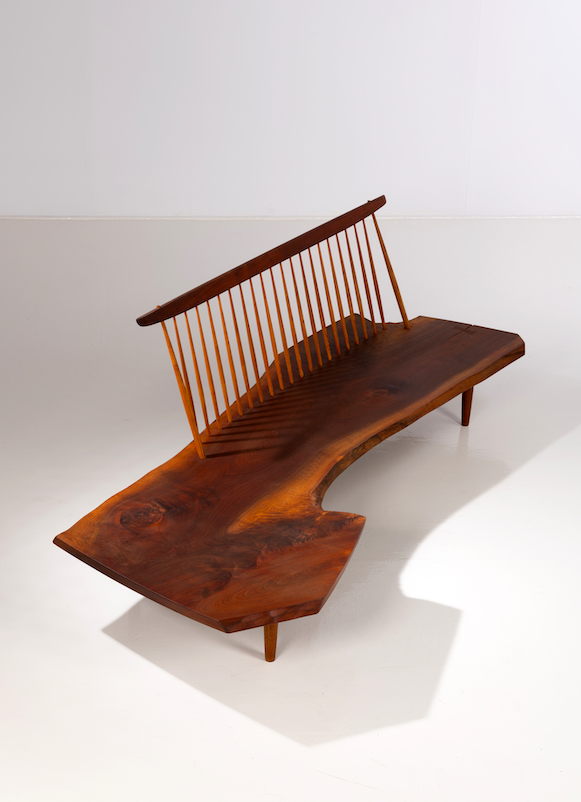 George Nakashima (1905-1990) Cono&iuml;d Bench Banc Noyer Rare &eacute;dition japonaise, marqu&eacute; &agrave; chaud 'Nakashima' Date de cr&eacute;ation : vers 1975 H 80,5&times;L 245&times;P 90cm Bibliographie: M. Nakashima, 'Nature Form & Spirit: The Life and Legacy of George Nakashima', Ed. Abrams, 2003, mod&egrave;le similaire reproduit pp. 172-173 30 000/40 000&euro;