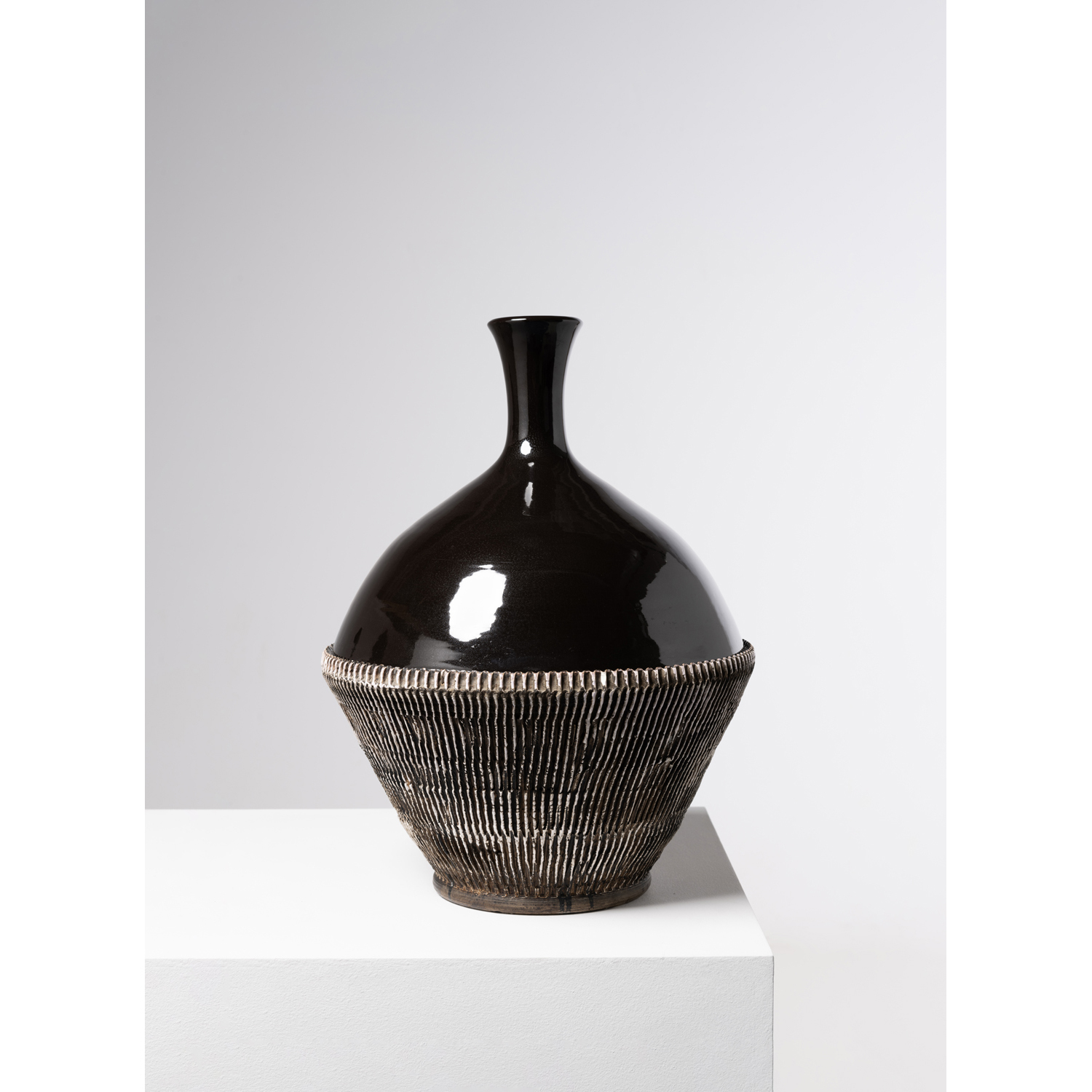 Jean Besnard (1889-1958) Vase Céramique émaillée Signature incisée 'Jean Besnard France' sur l'envers Modèle créé vers 1930 H 54 × Ø 42 cm
