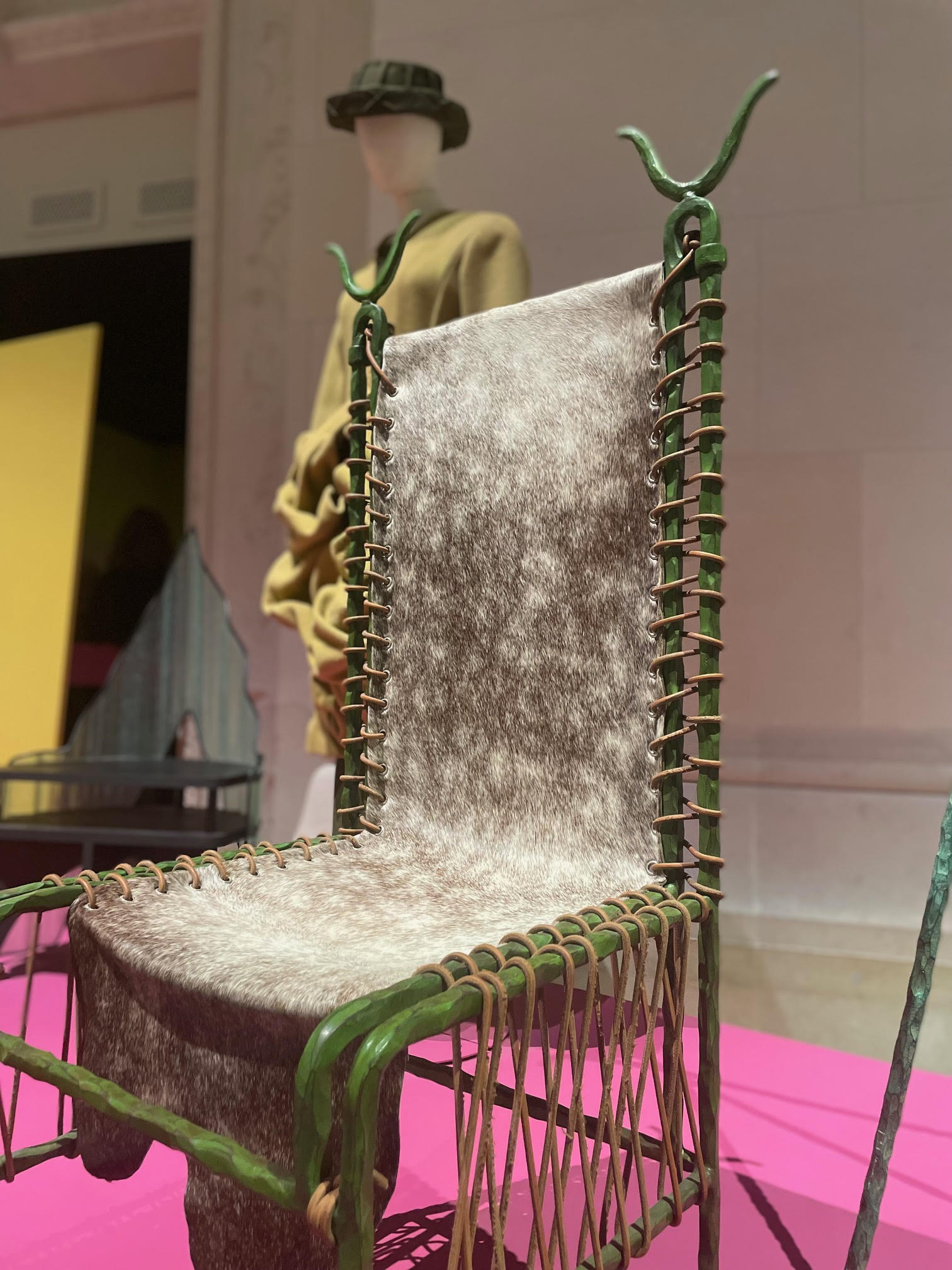 Vue de l’exposition « Année 80. Mode, design et graphisme en France ». Musée des arts décoratifs, 75001 Paris. Photo DR.