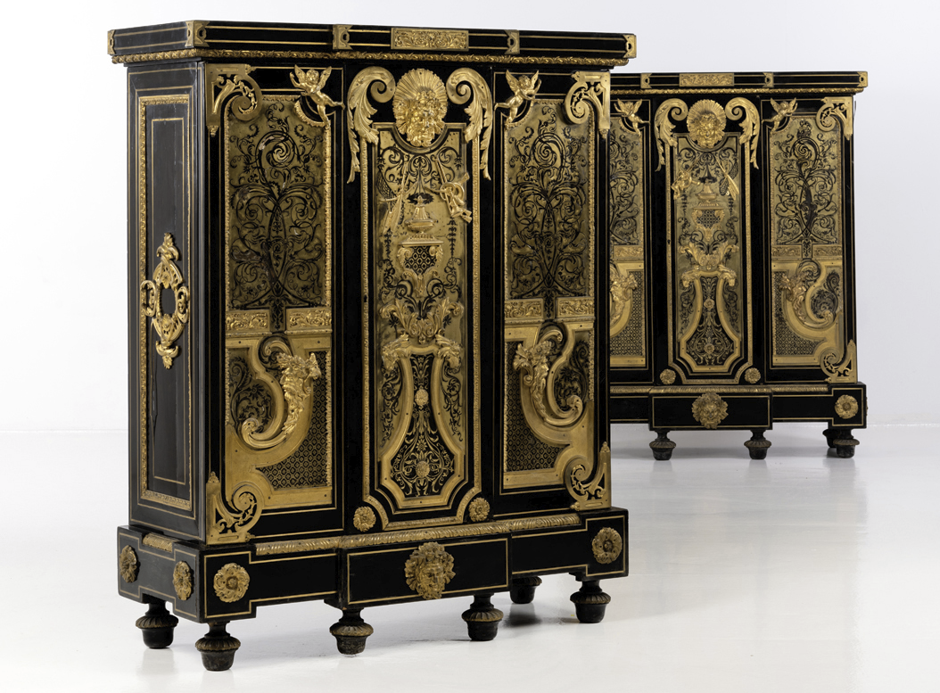 Each with a rectangular top above an egg-and-dart border, the tripartite facade decorated with S-scroll, satyr mask,   Mascarons, and bronze frame above a shaped apron and on height toupie feet. 59,2 x 48,6 x 20 in  Estimation : 30 000 / 40 000 euros 