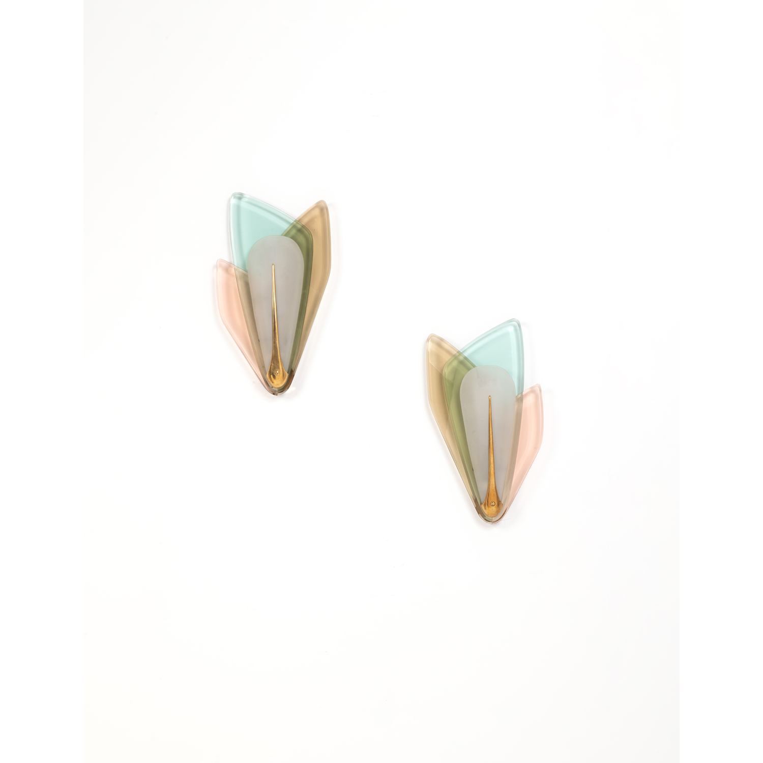 Max Ingrand (1908-1969) Paire d'appliques Laiton, verre teinté et verre sablé Edition Fontana Arte Modèle créé vers 1955 H 53 × L 31 × P 10 cm