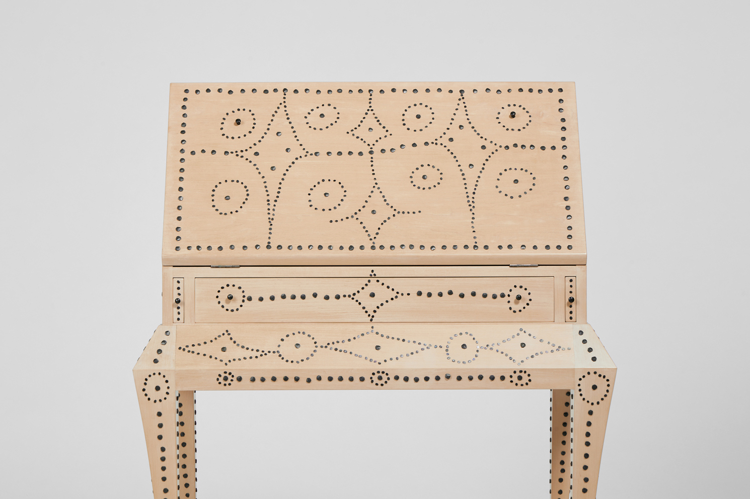 Judy Kensley McKie (née en 1944) Bureau scriban - Pièce unique Tilleul, fer et cuir Modèle créé en 2004 Signé et daté "JKM 04 W. DEN" H 113 × L 86,5 × P 51 cm