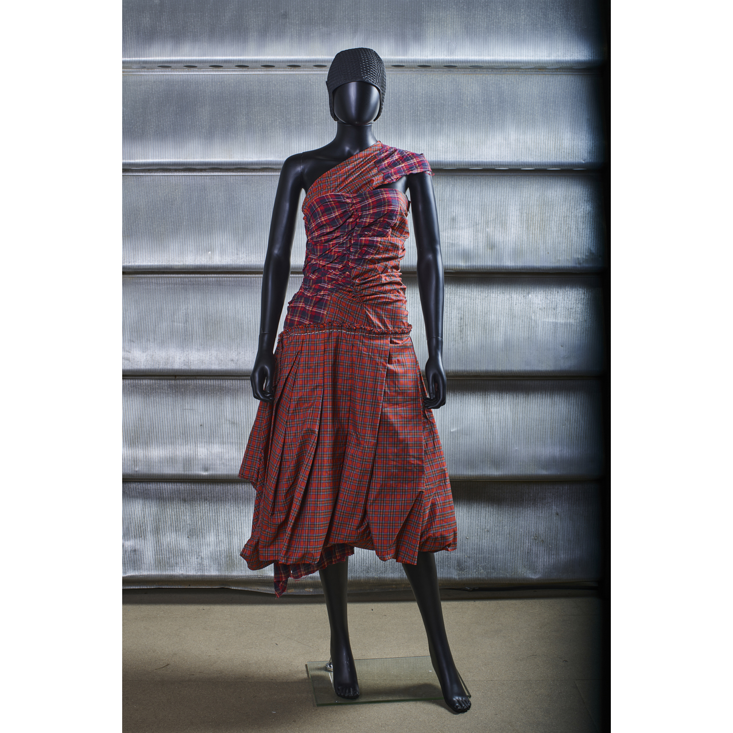 COMME DES GARCONS Printemps-été 2006 ROBE déstructurée asymétrique en coton et polyester écossais rouge, certaines finitions effilochées T. M Iconographie : droits réservés