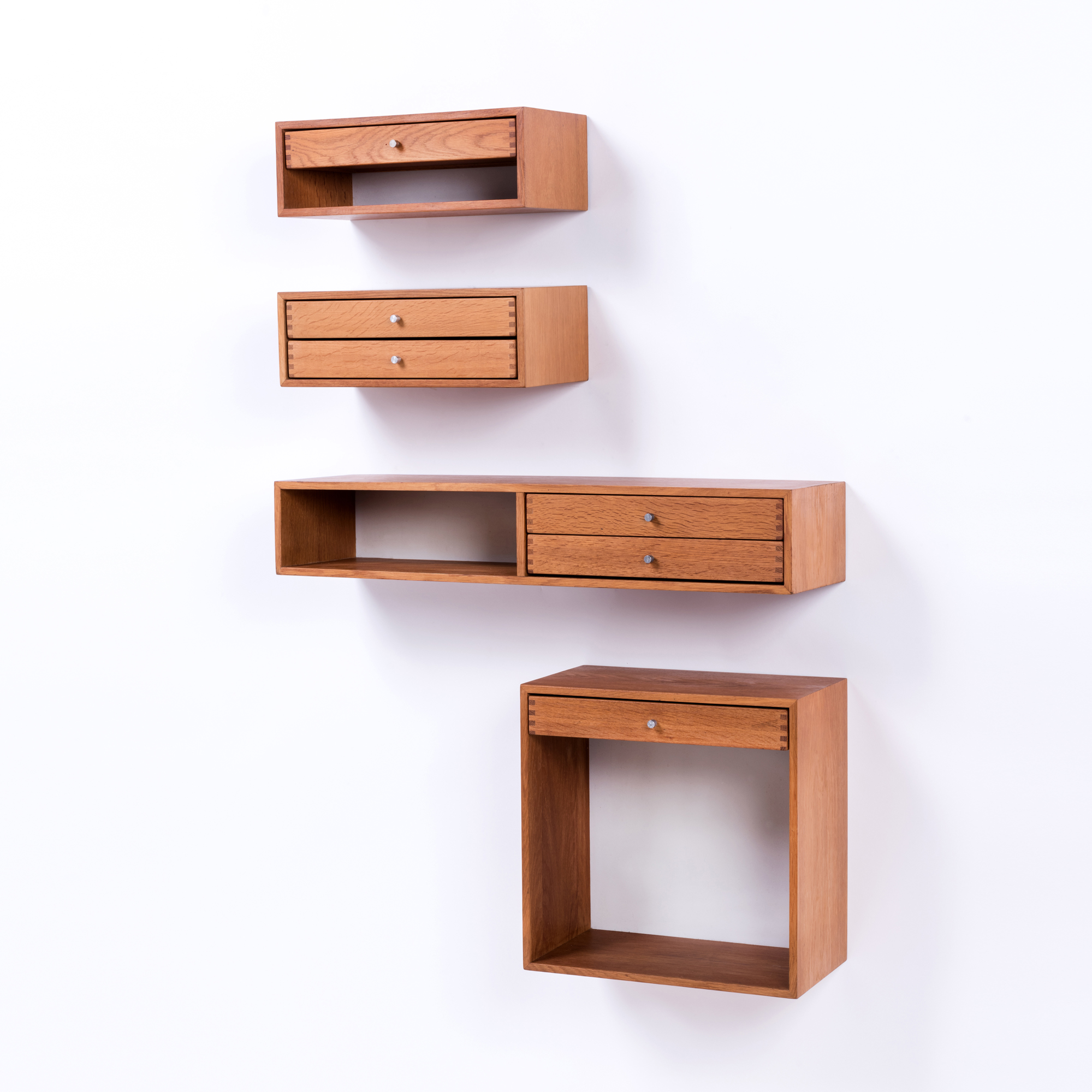 Kai Kristiansen (1929 - )  Série de quatre meubles d'appliques  Teck et acier chromé 