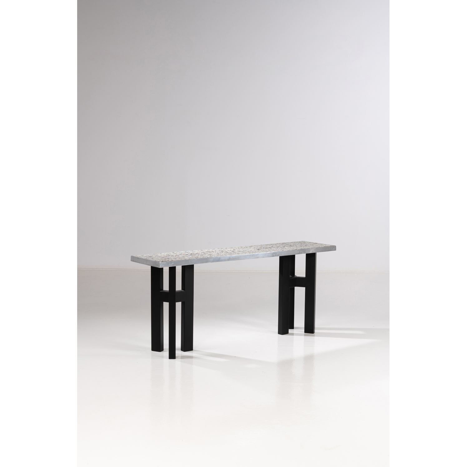 Ado Chale (n&eacute; en 1928) Goutte d&rsquo;eau Estimation : 30000 / 40000 &euro; Ado Chale (n&eacute; en 1928)  Goutte d&rsquo;eau  Table haute  Fonte d'aluminium et acier noirci  Sign&eacute;e 'Chale' sur le plateau  Date de cr&eacute;ation : vers 1970  H 75,5 &times; L 257 &times; P 99 cm  Provenance : Collection particuli&egrave;re europ&eacute;enne