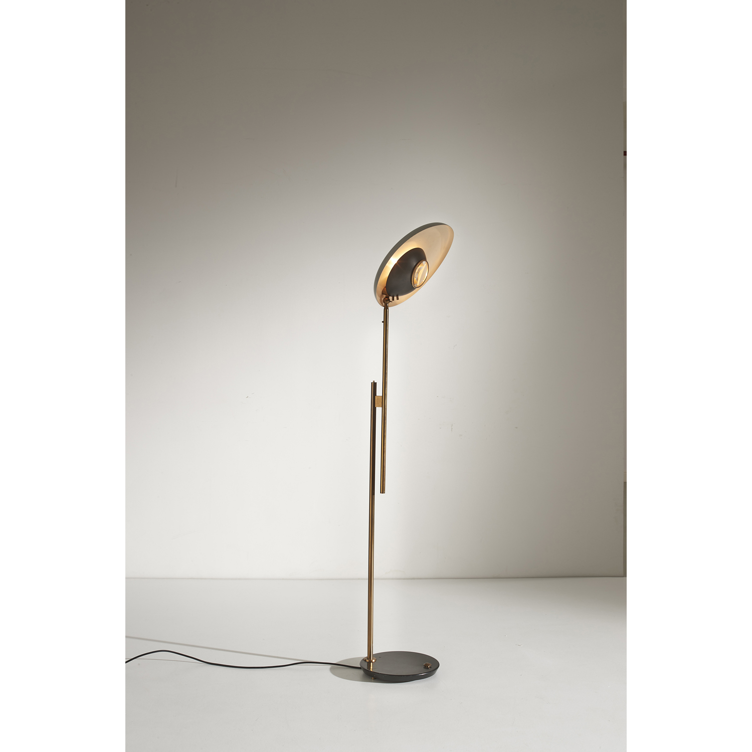 Oscar Torlasco (1934-2004) Mod&egrave;le 555/T Lampadaire M&eacute;tal laqu&eacute;, laiton, verre et aluminium &Eacute;dition Lumi Mod&egrave;le cr&eacute;&eacute; vers 1955 H 155&times;L 28&times;P 28 cm
