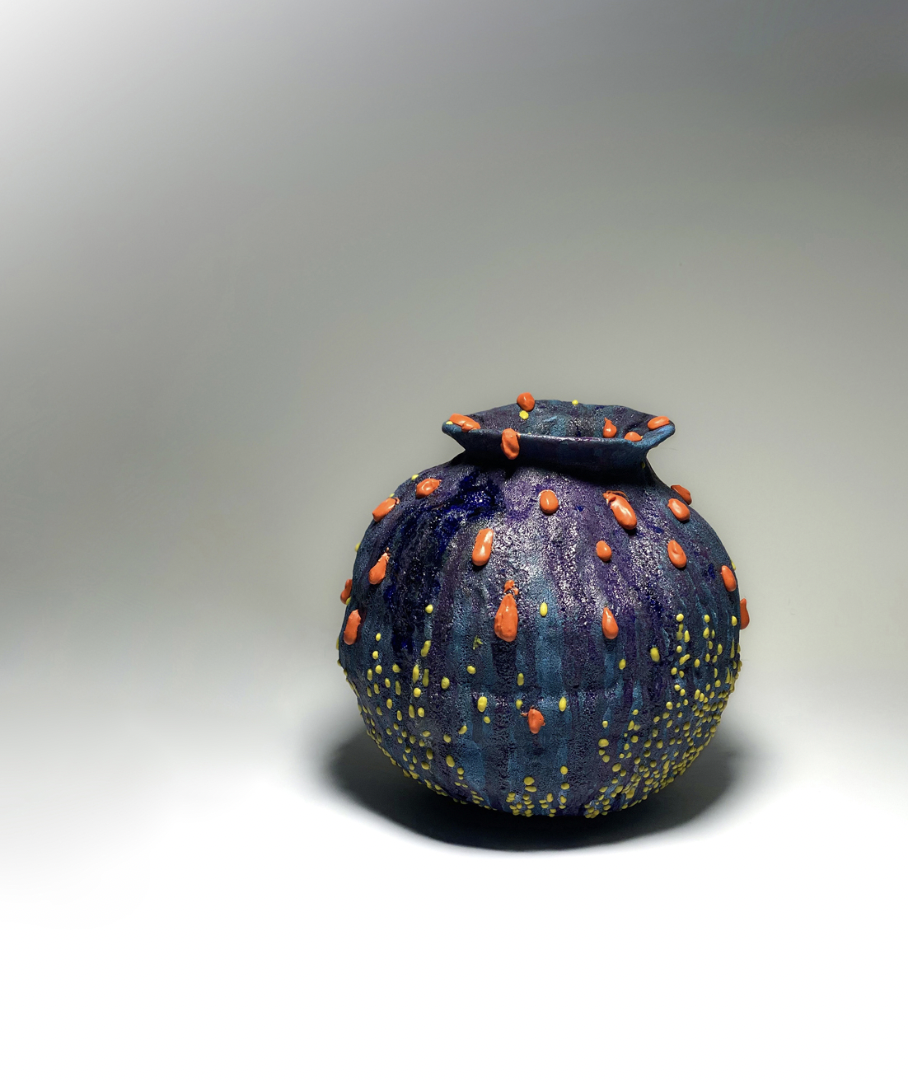 Lada Donchenko (née en 1991) Un rêve étrange, 2023 Vase - Pièce unique Céramique émaillée Signé H 28ר 25cm