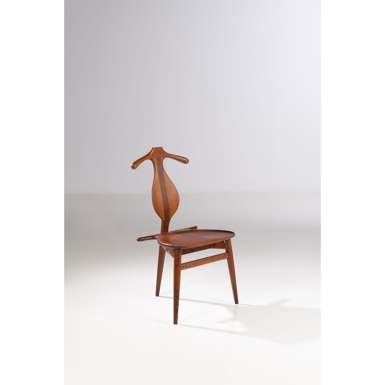 Hans J. Wegner (1914-2007) Modèle n° JH540 dit 'Valet chair' Estimation : 8000 / 12000 € Hans J. Wegner (1914-2007) Modèle n° JH540 dit 'Valet chair' Chaise Chêne Edition Johannes Hansen Marquée au feu sous l'assise 'Johannes Hansen, Copenhagen, Denmark' Date de création : 1953 H 94,5 × L 49 × P 45 cm Bibliographie : C. Holmsted Olesen, 'Wegner, Just One Good Chair',