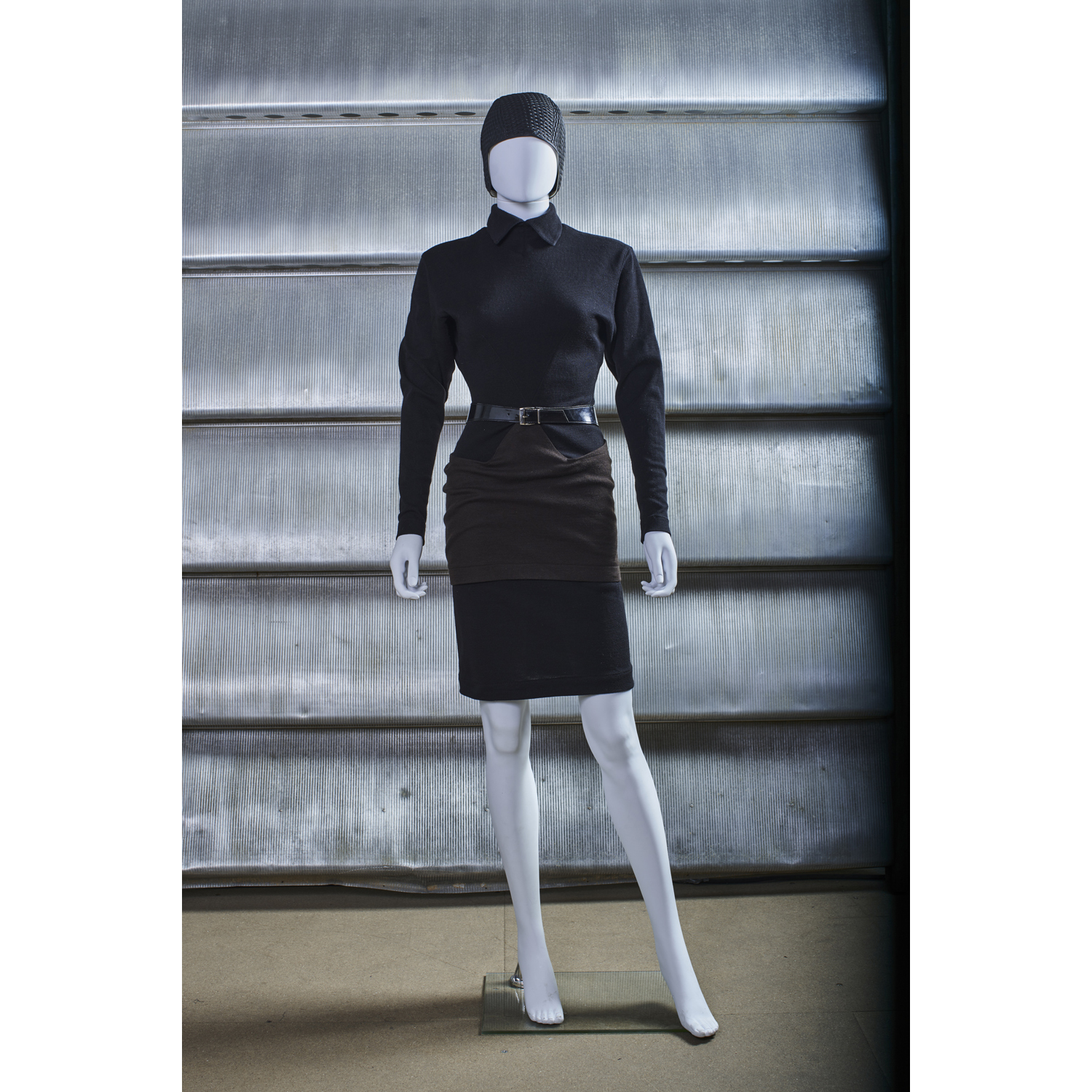 ALAÏA Automne-hiver 1982/83 ROBE en jersey de laine noir et chocolat, boutons pressions au dos T. 38 Iconographie : droits réservés