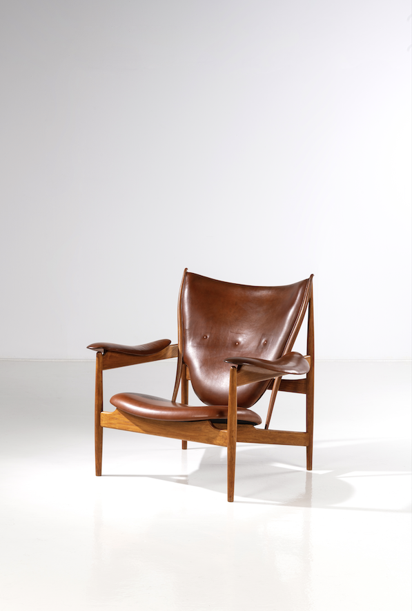 . Finn Juhl (1912-1989) Chieftain Fauteuil Teck et cuir Édition Niels Vodder Estampille de l'éditeur Date de création : 1949 H 93,5×L 105×P 89cm Bibliographie : - E. Hiort, 'Finn Juhl : Furniture, Architecture, Applied art/a biography', The Danish architectural Press, 1990, p. 41 - G. Jalk, '40 years of Danish furniture design : the Copenhagen Cabinet-makers Guild exhibitions 1947-1956, Lindhardt et Ringhof, 2017, p. 125 - Design Danish Museum, Furniture index, référencé sous le n°RP 13016 - P. H. Hansen, 'Finn Juhl and His House', Hatje Cantz, 2014, modèle similaire reproduit pp. 37, 39, 40, 73 et 79 Provenance : -Collection Privée, Danemark, acquis dans les années 1950 -Acquis par l'actuel propriétaire directement auprès de cette collection 70000/90000€