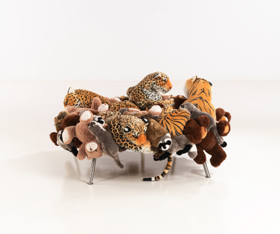 Fernando Campana (1961-2022) & Humberto Campana (né en 1953) Cake Stool - N°99/150 Pouf Peluches, toile et acier inoxydable Édition Estudio Campana, limitée à 150 exemplaires + 5 épreuves d’artiste + 3 prototypes Modèle créé en 2008