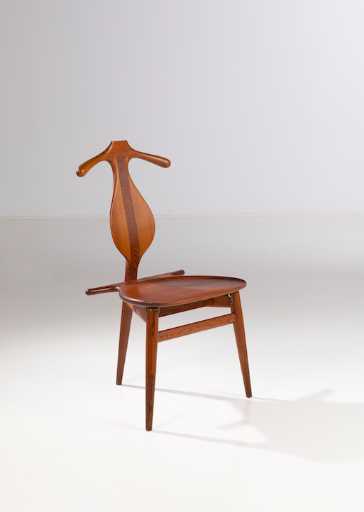 . Hans J. Wegner (1914-2007) Mod&egrave;le n&deg; JH540 dit 'Valet chair' Chaise Ch&ecirc;ne Edition Johannes Hansen Marqu&eacute;e au feu sous l'assise 'Johannes Hansen, Copenhagen, Denmark' Date de cr&eacute;ation : 1953 H 94,5&times;L 49&times;P 45cm Bibliographie : C. Holmsted Olesen, 'Wegner, Just One Good Chair', Ed. Hatje Cantz, 2014, mod&egrave;le similaire reproduit pp. 66 et 128 8 000/12 000&euro;