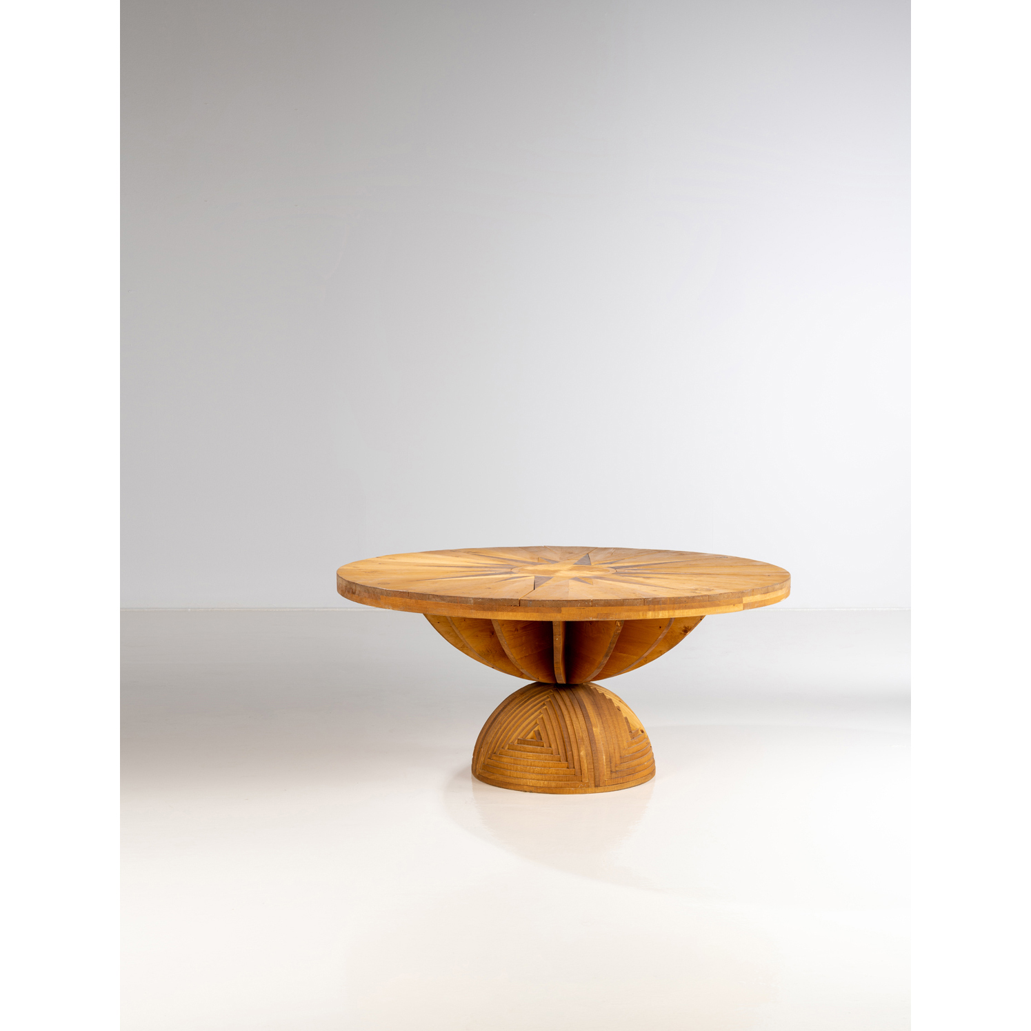 Mario Ceroli (born 1938) Rosa dei Venti Estimation : 8000 / 12000 &euro; Mario Ceroli (born 1938)  Rosa dei Venti  Table  Pinewood and brass  Poltronova edition  Creation date: 1973  H74,5&times;&Oslash;165cm  Bibliography: Giuliana Gramigna, Repertorio  del Design Italiano 1950-2000 per l&rsquo;arredamento  domestico, volume 1, Ed. Allemandi & C., Turin,  2003, p.214