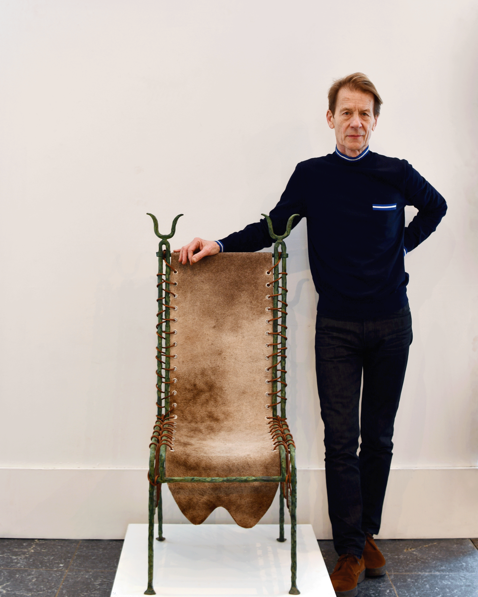 Mattia Bonetti et la chaise « Barbare ». Vue de l’exposition « Collection Cat-Berro : 40 ans de design ». Piasa, 75008 Paris. Photo courtesy Piasa.