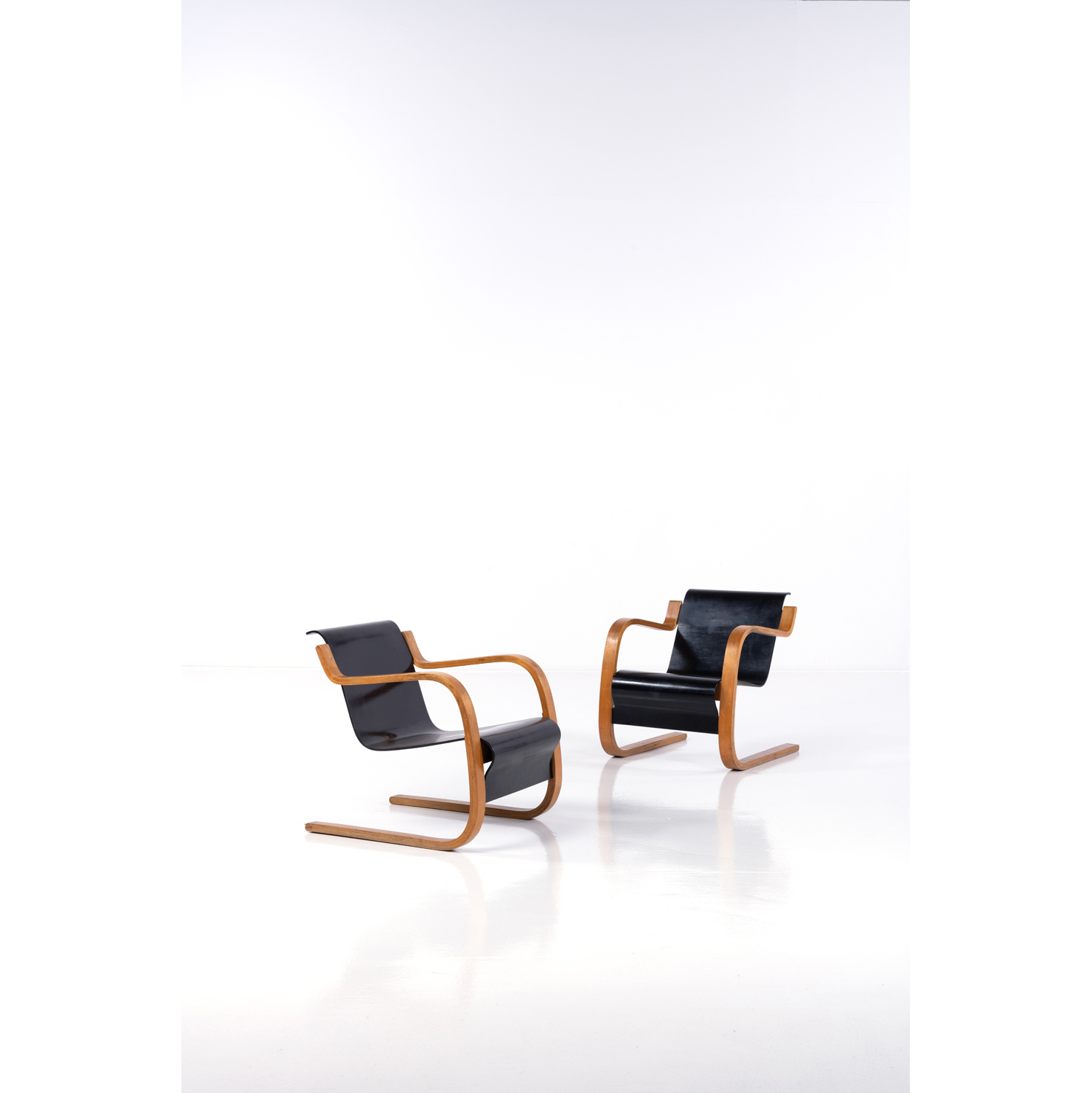 Lot 199 - Alvar Aalto (1898-1976) Modèle 31, Paire de Fauteuils