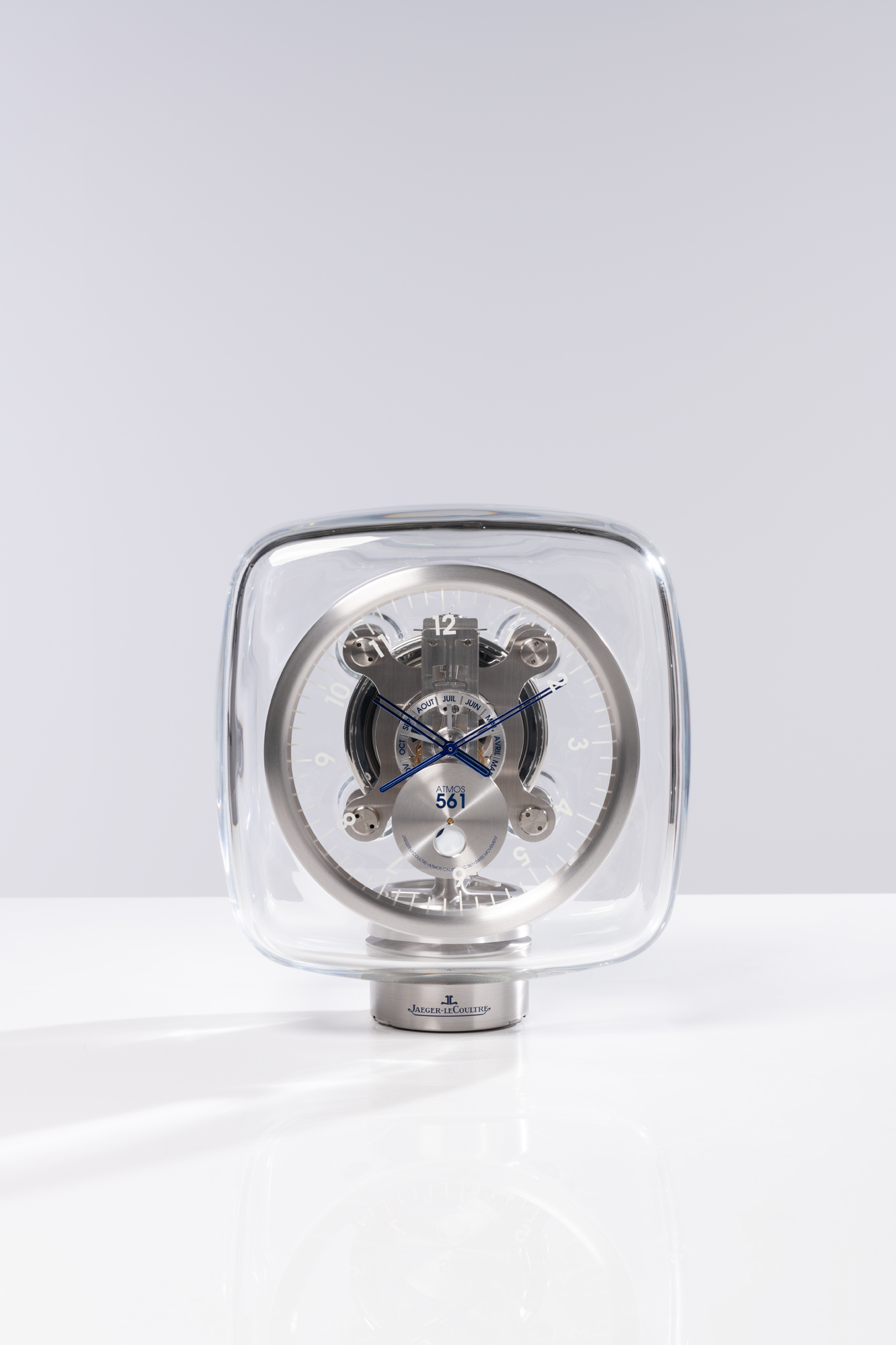 JAEGER-LECOULTRE ATMOS 561 Edition Marc Newson 80ème Anniversaire réf. 5165107, n° 445. Pendule de table en cristal Baccarat de type squelette et acier. Verre laqué gradué, chiffres arabes, aiguilles en acier bleui. Indication de la phase de lune et du mois sur disques rotatifs. Mouvement perpétuel Jaeger-Lecoultre calibre 561. Diamètre : 28 x 27 cm Exemplaire numéroté sur 445/888. Vendue avec son écrin de protection en cuir Camel son manuel d'utilisation, sa garantie et sa boîte. Bibliographie : Alison Castle, Marc Newson : Works, Taschen, 2012, pages 358 à 364. RAPPORT DE CONDITION : Très bon état général. Veuillez noter que la précision de chronométrie n'est pas garantie et Piasa ne pourra être tenu pour responsable des éventuels coûts de réparation.  