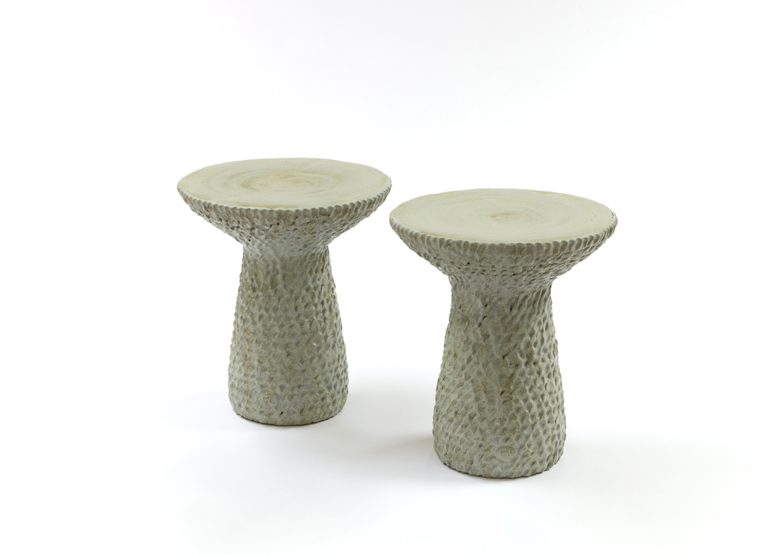 Peter Lane (n&eacute; en 1958) Garden Table - Pi&egrave;ce unique Paire de tables d'appoint C&eacute;ramique &eacute;maill&eacute;e Sign&eacute;e Mod&egrave;le cr&eacute;&eacute; en 2019 H 56 &times; &Oslash; 48 cm