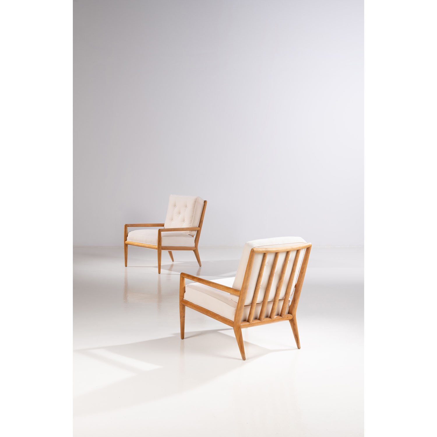 Terence Harold Robsjohn-Gibbings (1905-1976) Paire de fauteuils Estimation : 8000 / 12000 € Terence Harold Robsjohn-Gibbings (1905-1976)  Paire de fauteuils  Bois et textile  Edition Widdicomb  Date de création : vers 1955  H 83×L 66×P 72 cm