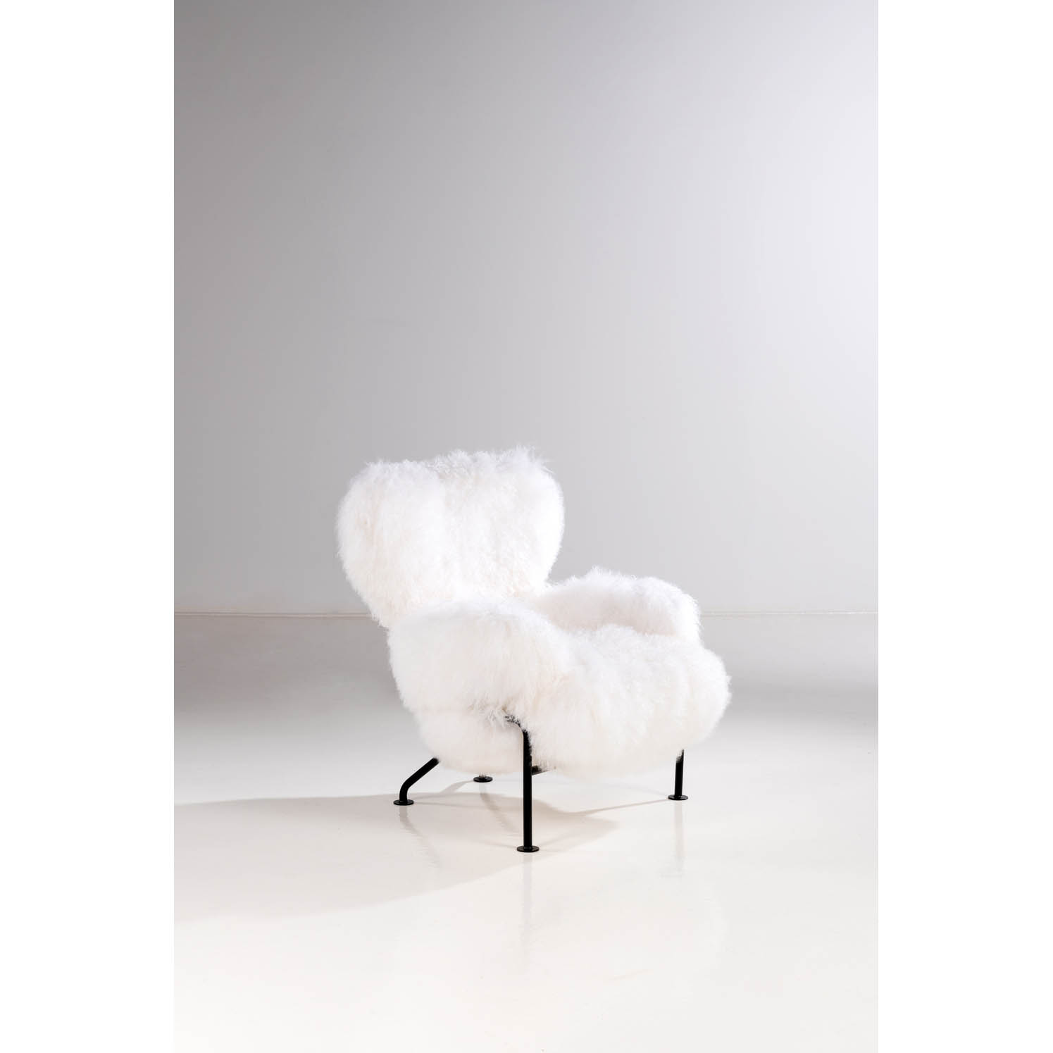 Franco Albini (1905-1977) & Franca Helg (1920-1989) Estimation : 5000 / 7000 € Franco Albini (1905-1977) & Franca Helg (1920-1989) Model n° PL19, "Tre Pezzi" Armchair Lacquered metal and Mongolian wool Poggi edition Creation date: circa 1957 H 93 × L 85 × P 83 cm Bibliography: G. Gramigna, Repertorio del Design, Mondadori edition, similar model illustrated p.107