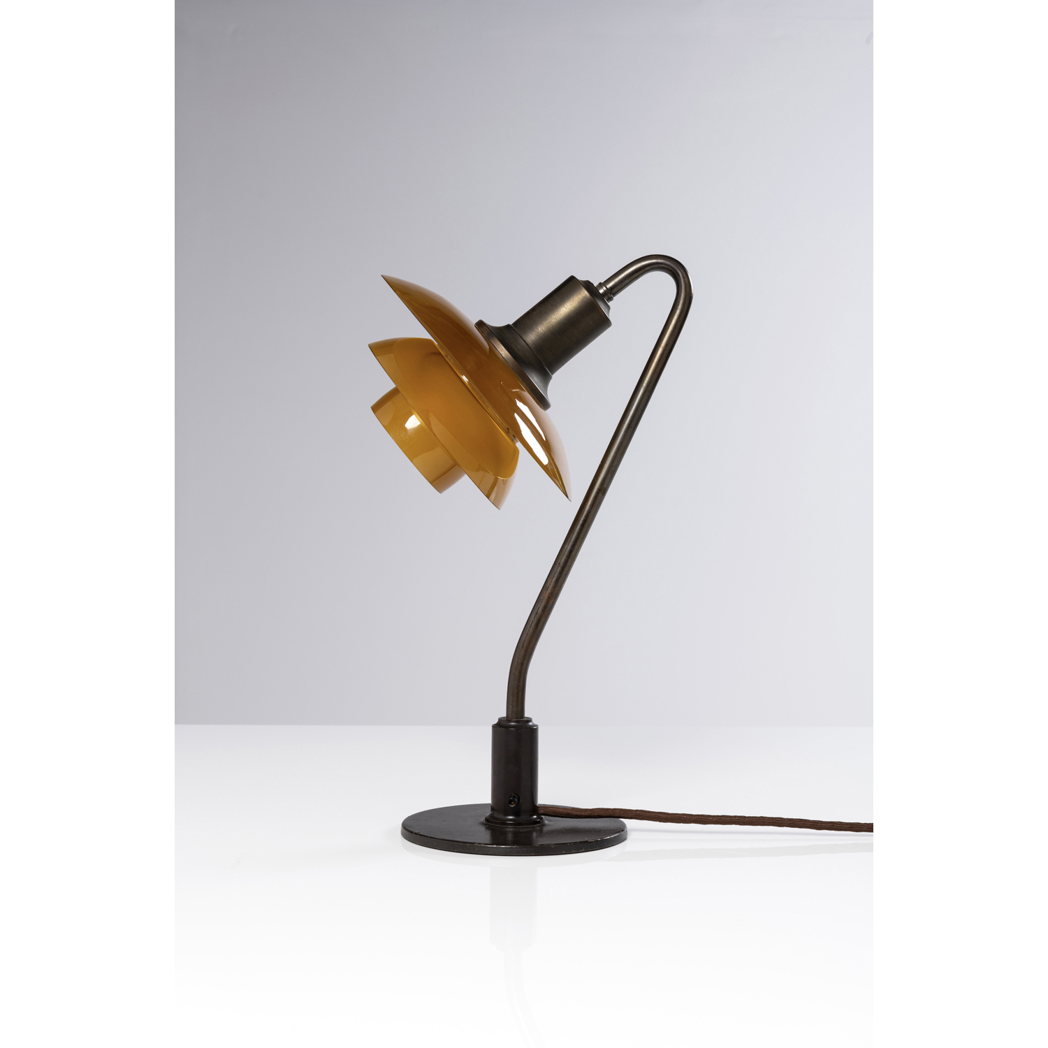 Poul Henningsen (1894-1967) Mod&egrave;le n&deg;PH-2/2 dit 'Vinterg&aelig;kken' Poul Henningsen (1894-1967) Mod&egrave;le n&deg;PH-2/2 dit 'Vinterg&aelig;kken' Lampe de table Verre ambr&eacute; et m&eacute;tal nickel&eacute; et plaqu&eacute; &Eacute;dition Louis Poulsen Estampill&eacute;e 'D.R.P' (Deutsche Reichs Patent) Date de cr&eacute;ation: 1930 H 39 &times; L 21 &times; P 22 cm Bibliographie : L. & T. J&oslash;rstian, P. E. Munk Nielsen, 'Light Years Ahead: The Story of the PH Lamp',