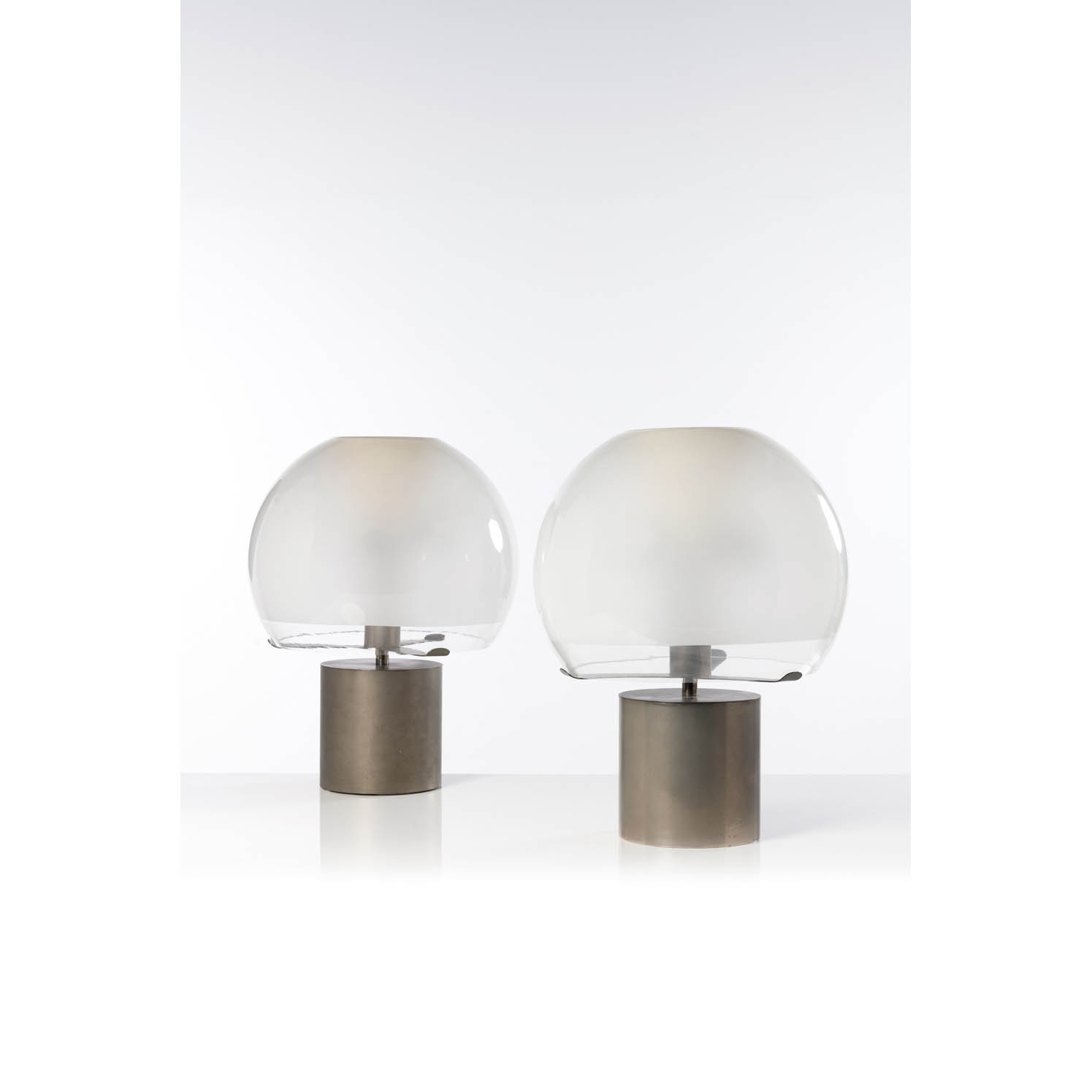  Luigi Caccia Dominioni (1913-2016) Porcino Estimation : 3500 / 4500 € Luigi Caccia Dominioni (1913-2016)  Porcino  Paire de lampes de table  Métal chromé, verre et aluminium  Edition Azucena  Date de création: 1966  H 59 × Ø 43 cm  Bibliographie : G. Gramigna, Repertorio, Edition Mondadori modèle reproduit p.244