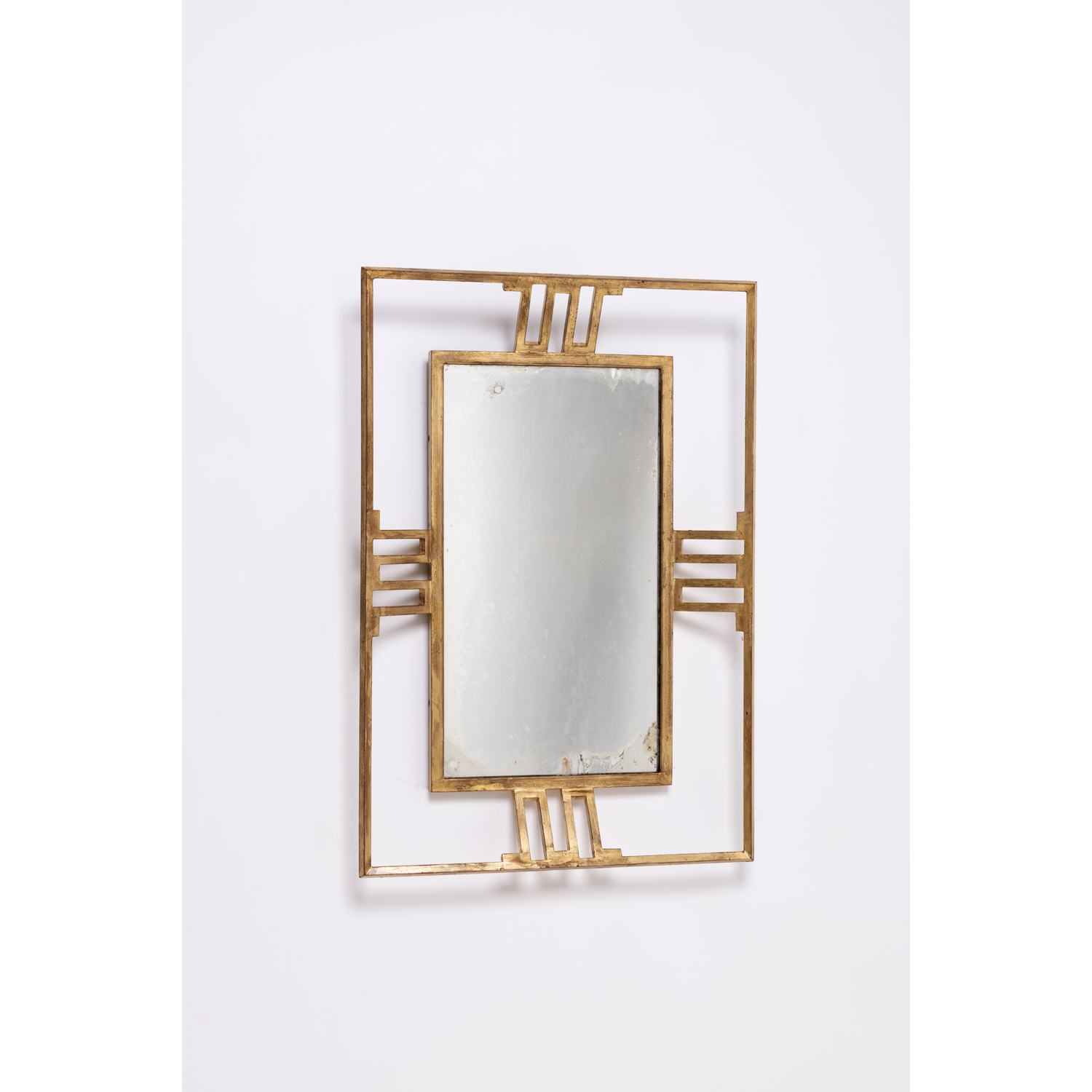 Jean Royère (1902-1981) Miroir à motif 'Créneaux' Fer doré à la feuille et verre miroir Modèle créé vers 1945 H 94 × L 64,5 × P 9 cm Provenance : Collection particulière, Liban
