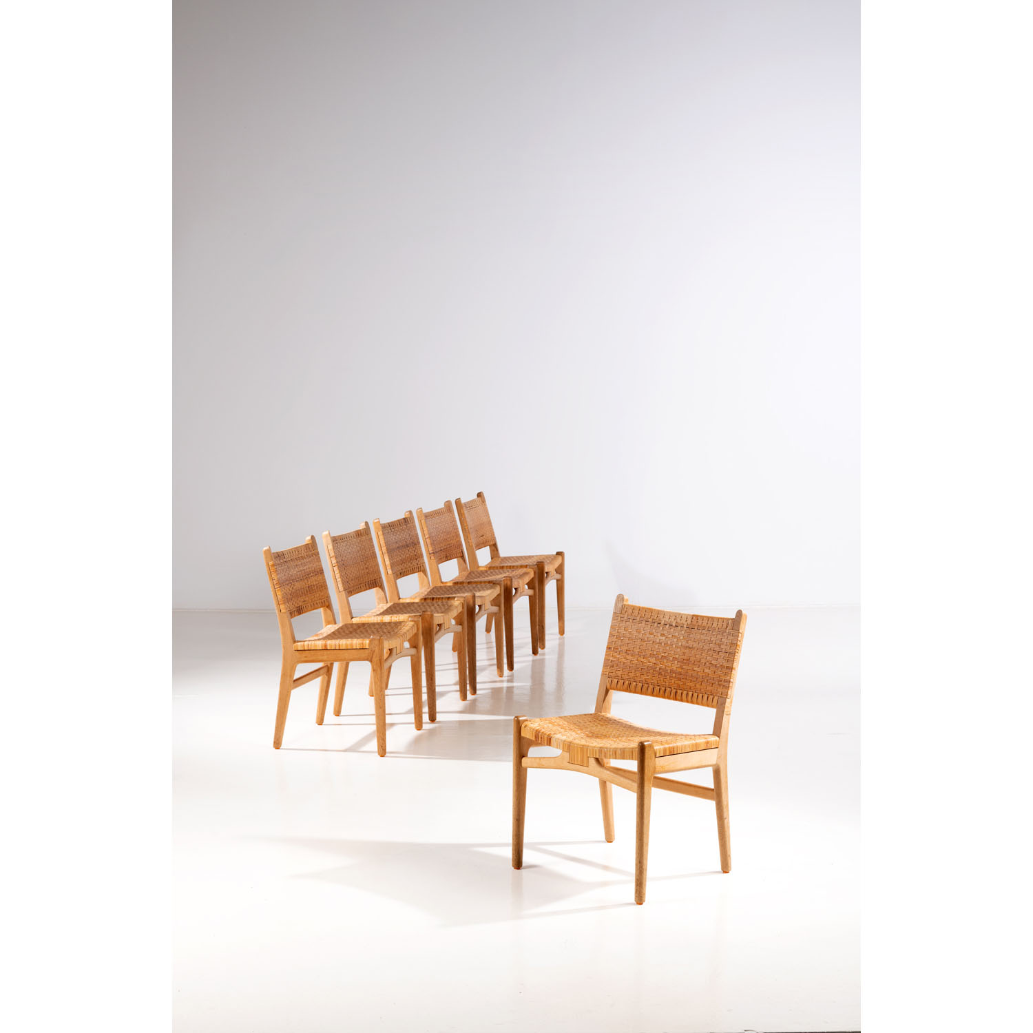 Hans J. Wegner (1914-2007) Modèle n° CH31 Estimation : 5000 / 7000 € Hans J. Wegner (1914-2007) Modèle n° CH31 Suite de six chaises Chêne et rotin Edition Carl Hansen & Søn, Odense Date de création : vers 1960 H 81 × L 52 × 40 cm Bibliographie : 'llums Bolighus, Center of Modern Design Catalogue', Ed. Amagertov, Copenhagen, 1961, cat. 34197
