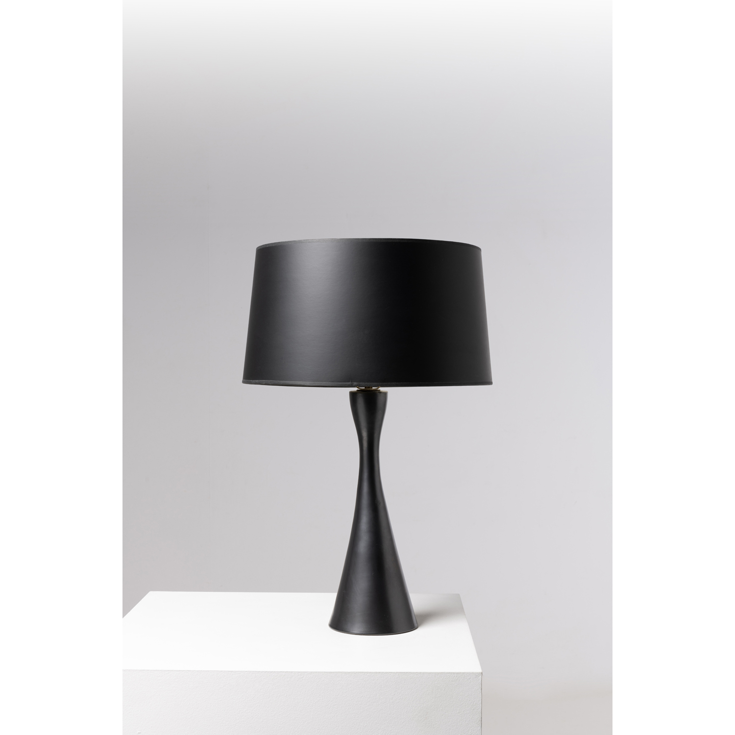 Georges Jouve (1910-1964) Lampe Céramique émaillée Signature incisée 'Jouve' et Alpha Modèle créé vers 1960 Pied : H 40 × Ø 16 cm Abat-jour : H 23 × Ø 39 cm