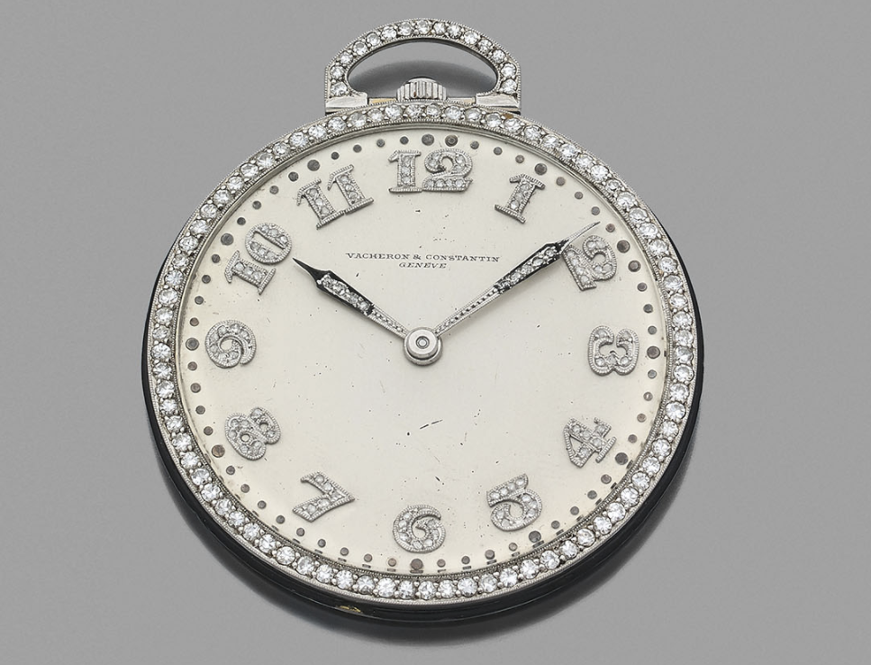 VACHERON & CONSTANTIN, Genève. Années 1925-30 Mouvement mécanique signé Vacheron & Constantin. Cadran signé, fond de boîtier poinçonné. Diamètre : 4,5 cm Poids brut : 49,4 g Dans son écrin Estimation : 6 000 / 8 000 euros