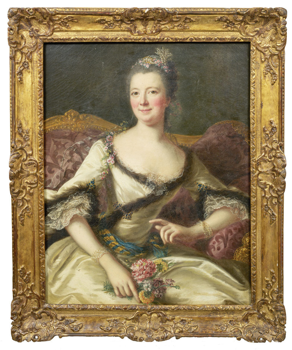 Marianne Loir (vers 1715-1769) Portrait de dame en robe de satin bordée de fourrure. Toile. 92X72cm Cadre en bois sculpté d'époque Louis XIV.