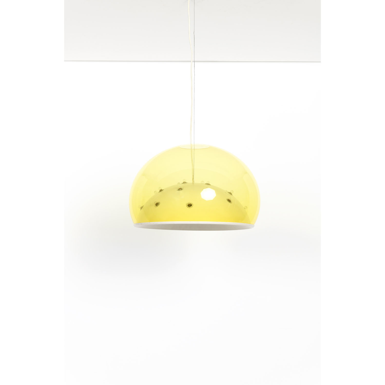 Gino Sarfatti (1912-1985) Modèle n° 2130 dit 'Moon' Estimation : 8000 / 12000 € Gino Sarfatti (1912-1985) Modèle n° 2130 dit 'Moon' Suspension Aluminium et méthacrylate Edition Arteluce Date de création: 1969 H 33 × Ø 52 cm Bibliographie : M. Romanelli & S. Severi, 'Gino Sarfatti : Selected works 1938-1973', Ed. Silvana Editoriale, 2012, modèle reproduit p. 477