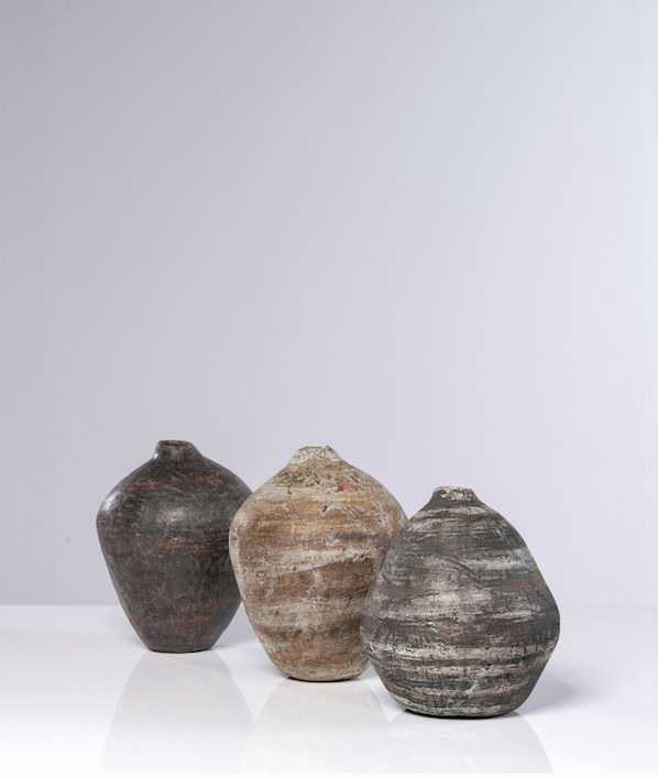 Maria Vlandi (born 1952) Untitled - Unique pieces Estimation : 600 / 900 € Maria Vlandi (born 1952) Untitled - Unique pieces Set of three pitchers Ceramic Signed Creation date: 2002 H 28 ×Ø 21 cm H 27 ×Ø 20 cm