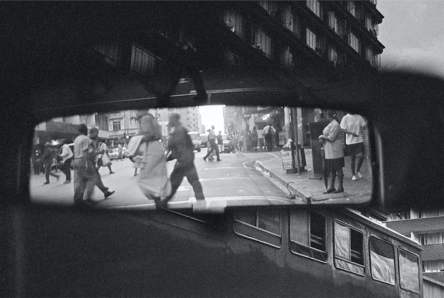 Andrew Tshabangu (born 1966, South Africa)ndrew Tshabangu (né en 1966, Afrique du Sud) Rearview Mirror, 2004 (City in Transition Series) Tirage argentique Édition spéciale de 3 tirages, "The Evidence of Things, curated by Simon Njami" 80 × 120cm Exposition Paris, SEPTIEME Galerie, The evidence of things, curated by Simon Njami, du 7 janvier au 27 février 2021