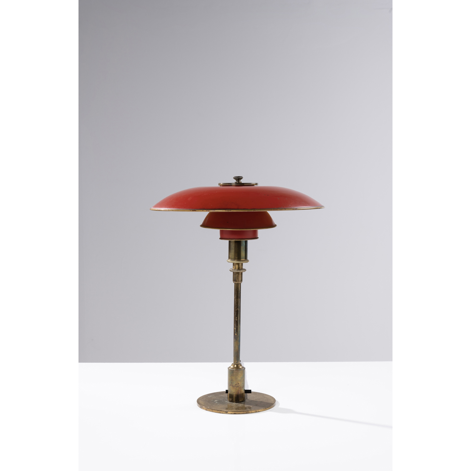 Poul Henningsen (1894-1967) Mod&egrave;le n&deg;PH 5/3 Suspension M&eacute;tal et verre &Eacute;dition Louis Poulsen Grav&eacute;e 'Patented PH 4200' Date de cr&eacute;ation: vers 1930 H (variable) 123 &times; &Oslash; 52 cm  ESTIMATIONS: 12000 / 18000 &euro;