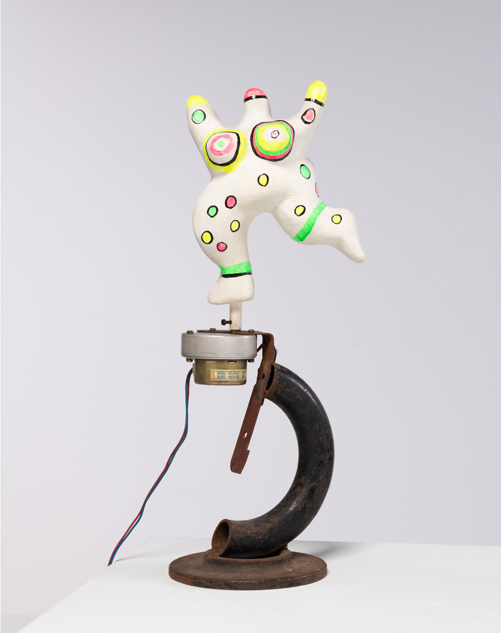 Niki de Saint-Phalle (1930-2002) et Jean Tinguely (1925-1991) Nana Machine - 1976 Sculpture en résine polyester peinte, moteur électrique et base en fer de Jean Tinguely Numérotée "80/150" sur le moteur électrique H 45 cm Bibliographie: C. Bischofberger, Jean Tinguely, Catalogue Raisonné Sculptures and Reliefs 1969-1985, n°535