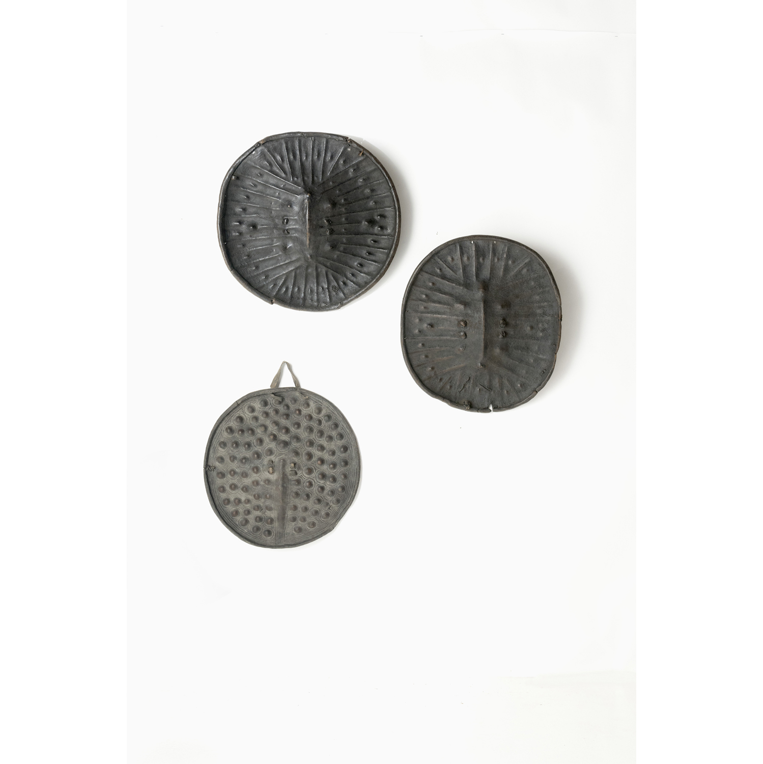 Lot 308 - Trois boucliers Oromo, Ethiopie Cuir et bois