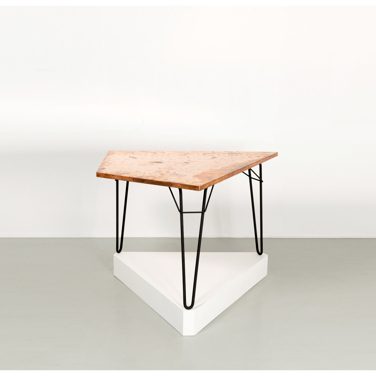 Walead Beshty (n&eacute; en 1976) Copper Surrogate, 2011 Plateau en cuivre poli et acier 101 x 67 x 2,5 cm Provenance : Galerie Rodolphe Janssen, Bruxelles Collection particuli&egrave;re, Bruxelles