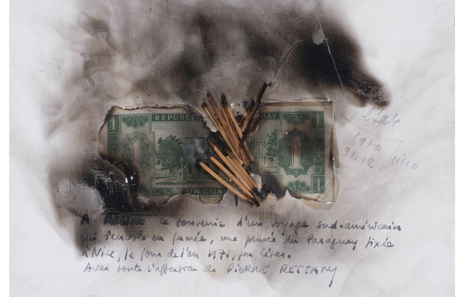 C&eacute;sar (C&eacute;sar Baldaccini dit) (1921-1998) Sans titre, 31.12.1970 Estimation : 7000 / 9000 &euro; C&eacute;sar (C&eacute;sar Baldaccini dit) (1921-1998) Sans titre, 31.12.1970 Combustion d'allumettes calcin&eacute;es sur dollar br&ucirc;l&eacute; et suie sur papier maroufl&eacute; sur carton Sign&eacute;, dat&eacute; et situ&eacute; au milieu vers la droite D&eacute;dicac&eacute; en bas au centre de Pierre Restany 20 x 29 cm Provenance : Collection Jean Ferrero, Nice Cette oeuvre est enregistr&eacute;e dans les Archives de Madame Denyse Durand-Ruel sous le n&deg;6596.