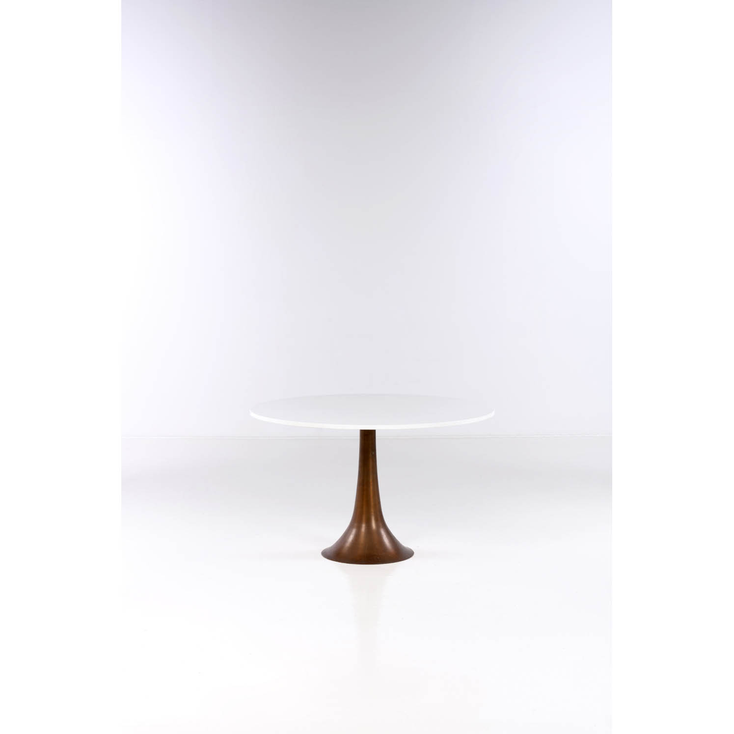 Angelo Mangiarotti (1921-2012) Table Estimation : 8000 / 12000 € Angelo Mangiarotti (1921-2012)  Table  Marbre et bronze  Edition Bernini  Porte le numéro "2986" sur la base  Date de création : vers 1959  H73×Ø120cm  Bibliographie : I. De Guttry et M.P Maino, Il Mobile Italiano, p.201, ill.10 pour des modèles similaires