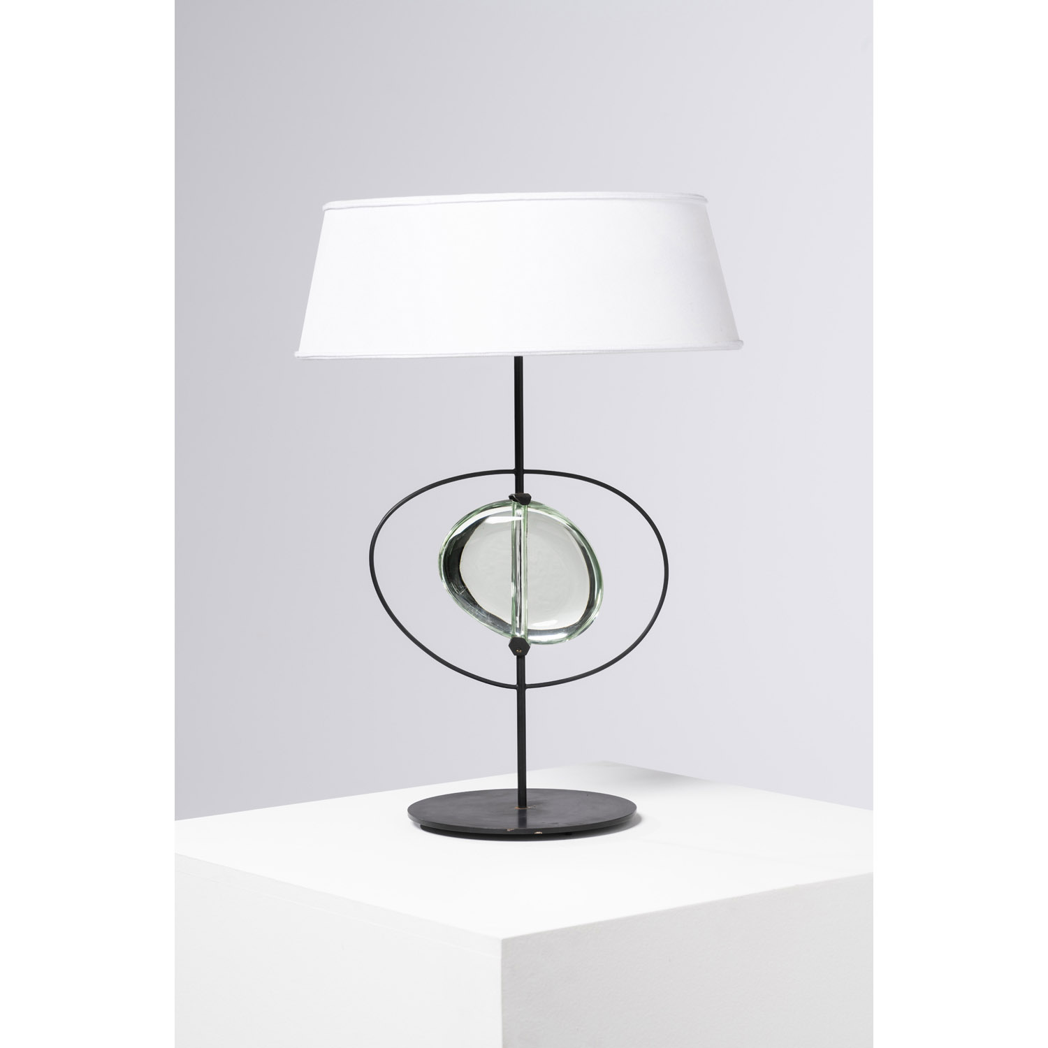 Max Ingrand (1908-1969) Lampe de table Métal laqué et verre taillé et poli Édition Fontana Arte Date de création: vers 1963 H 59×Ø 30cm Bibliographie : F. Deboni, Fontana Arte, Ed. Umberto Allemandi & Co., Turin, 2013, modèle reproduit ill. 371