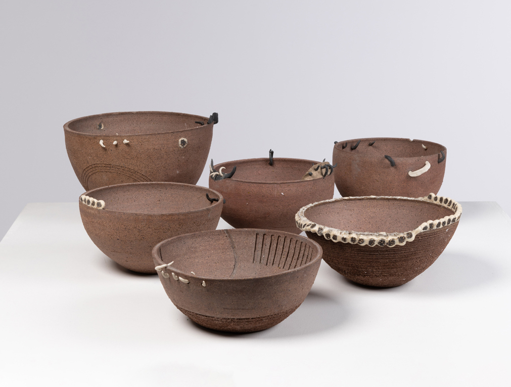 Bruno Gambone (1936-2021) Ensemble de six plats - Pièces uniques Grès Signés et datés 'Bruno Gambone Italy 1996' ou 'Gambone 1996' Date de création : 1996