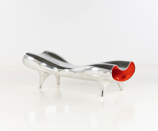 Marc Newson (né en 1963) Orgone Stretch Lounge - N°5/6 Chaise longue Aluminium poli et laqué Édition Pod, limitée à 6 exemplaires + 2 épreuves d’artiste + 1 prototype Signée ‘Marc Newson’, estampille de l’éditeur et numérotée Modèle créé en 1993