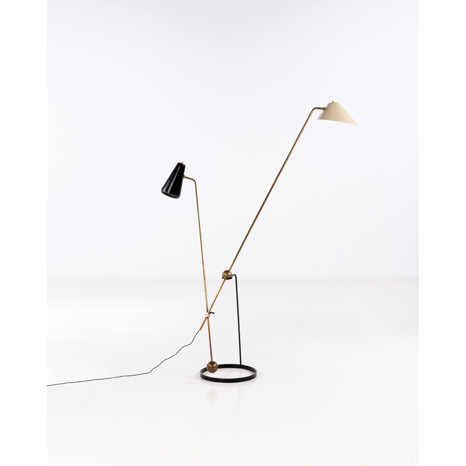 Pierre Guariche (1926-1995) Modèle G23 dit Equilibrium Double pendulum floor lamp Lacquered metal and brass Disderot Edition Date of creation : 1951 H 162 x L 128,5 cm Galerie Pascal Cuisinier, Paris Estimate : 12 000 / 18 000 euros